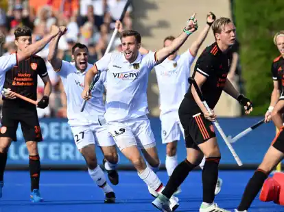 Deutschlands Justus Weigand (M) bejubelt sein Tor zum 1:0.