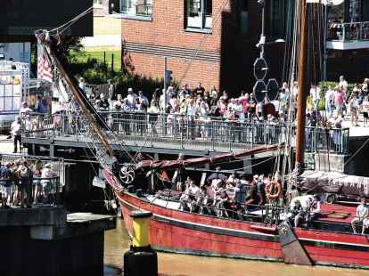 Am &Uuml;bergang der Sportbootschleuse stauten sich regelm&auml;&szlig;ig die Besuchermassen, wenn die Schiffe mit den Tagesg&auml;sten an Bord hinaus auf die Weser wollten.