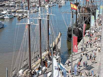 Blick vom Dach des Timport-3-Geb&auml;udes auf die im Neuen Hafen liegenden Segelschiffe aus Spanien.