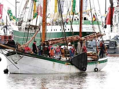 Bunte Motive f&uuml;r die Fotografen unter den Besucherinnen und Besuchern der Maritimen Tage boten sich genug. Da waren einmal die gut gebuchten Halbtagesst&ouml;rns (links oben), das Feuerwerk am Sonnabendabend (links unten) und die Arbeiten  oben in den Masten der Gro&szlig;segler. (rechts).