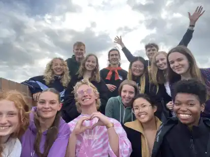 Jan Matzeschke (Mitte) mit anderen Freiwilligen w&auml;hrend des Vorbereitungsseminars in Teterow, Mecklenburg-Vorpommern.