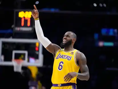 Basketball-Superstar LeBron James spielt auch n&auml;chste Saison bei den Lakers.