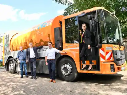 Sie stellten das erste wasserstoffbetriebene Abfallsammelfahrzeug vor (v.l.) Wolfgang Weitk&auml;mper (AWB-Abteilungsleiter Abfallsammlung), Oberb&uuml;rgermeister J&uuml;rgen Krogmann, AWB-Betriebsleiter Volker Schneider-K&uuml;hn und Finanzdezernentin Dr. Julia Figura.