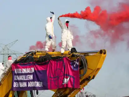 Aktivsten des B&uuml;ndnisses Ende Gel&auml;nde blockieren in Brunsb&uuml;ttel eine Baustelle f&uuml;r eine LNG-Pipeline.