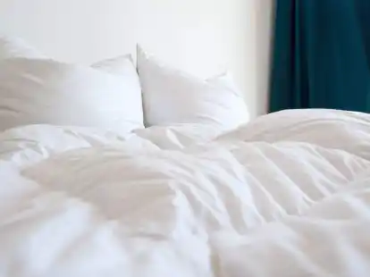 Das Bettzeug mag kuschelig und gem&uuml;tlich aussehen - an hei&szlig;en Sommertagen kann das Schlafen darin zur Qual werden.