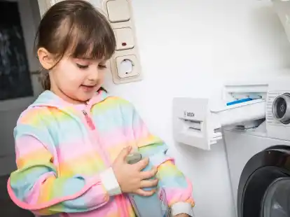 Selbst fleckige Kinderkleidung muss nicht bei sehr hohen Temperaturen gewaschen werden.