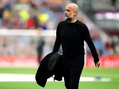 Manchester Citys Trainer Pep Guardiola wird bis mindestens Mitte September nicht an der Seitenlinie coachen.