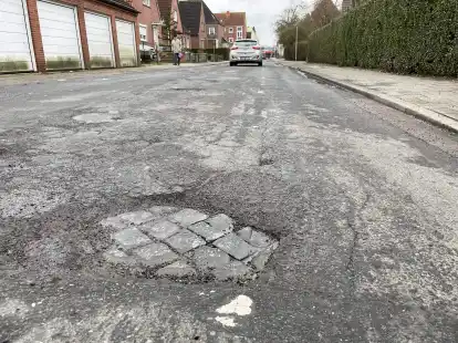 Soll nun endlich saniert werden: die Eggenastra&szlig;e in Emden.