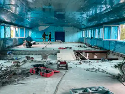 Um den Boden der Aula zu entfernen, wurde das Areal in sechs Bereiche eingeteilt, die nun nach und nach entfernt und durch eine Holzbalkendecke ersetzt werden.