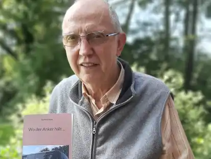 Gerhard Roos mit seinem neuen Buch &bdquo;Wo der Anker h&auml;lt