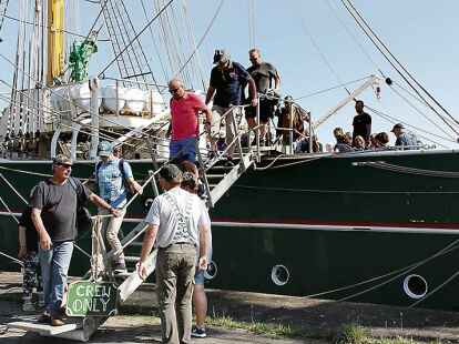 Eine Stunde nach dem Unfall konnten die Passagiere das besch&auml;digte Segelschiff unverletzt verlassen.