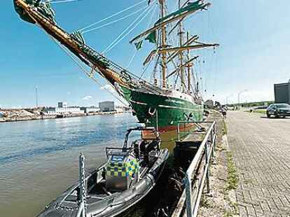Polizeiboot vor der &bdquo;Alexander von Humboldt II.