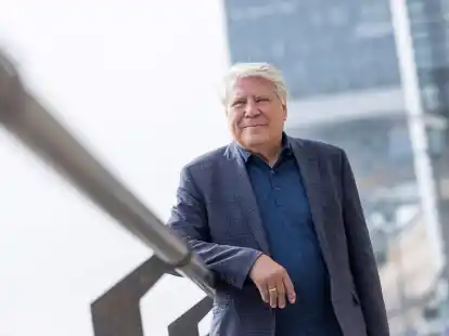 Sportphilosoph Gunter Gebauer sieht die Entwicklung im Profifu&szlig;ball kritisch.