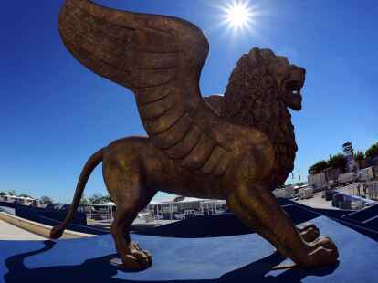 Der gefl&uuml;gelte Goldene L&ouml;we: Dem Filmfestival&nbsp;Venedig steht wegen des Hollywood-Streiks eine Ausgabe mit besonderen&nbsp;Herausforderungen bevor.