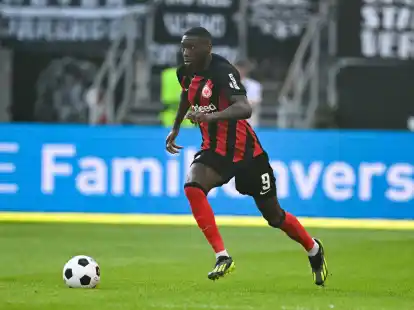 Trotz eines m&ouml;glichen Wechsels nach Paris ist Kolo Muani von Eintracht Frankfurt f&uuml;r die kommenden Spiele in der Conference League gemeldet worden.