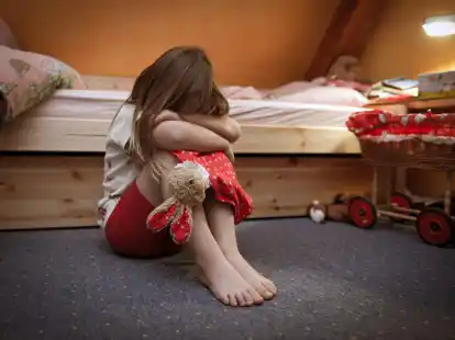 Aus der Position des Erwachsenen mit der j&uuml;ngeren Version von sich selbst zu sprechen und ihm Anerkennung schenken: Darauf baut das Konzept der Inneren-Kind-Heilung auf.