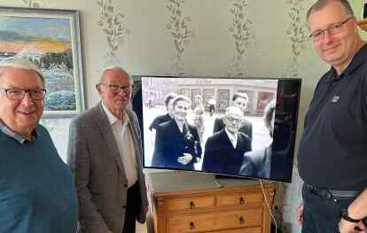 Filmpremiere im privaten Kreis: Heimatvereinsvorsitzender Stefan K&uuml;hling (rechts) schaut sich mit Walter Beckmann, Vorstandskollege und Leiter des Stadtarchivs (vorne rechts), sowie mit Ehrenb&uuml;rger und Heimatexperten Ferdinand Cloppenburg die digitalisierte Fassung des Friesoyther Films an.