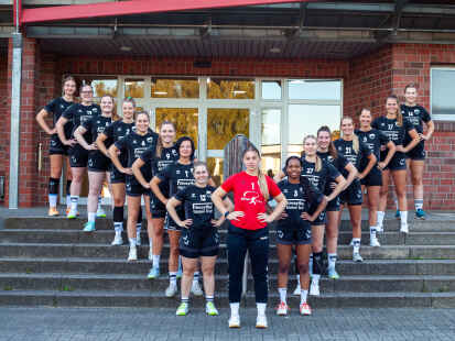 Die Handballerinnen des SV H&ouml;ltinghausen vor der Saison 2023/24 (von links hinten nach vorne und weiter bis nach rechts hinten): Charlotte H&uuml;ttma,  Ann-Kristin Barske, Anneke Brockhaus, Ylva Lentz, Franziska Brinkmann, Ann-Katrin Felstermann, Kerstin Wichmann, Stefanie Wienken, Tabea Lampe, Vanessa Lampe, Mattea Ivankic, Greta Menke, Laura Stottmann, Christina Greten, Lena Walter und Maybrit Vagelpohl