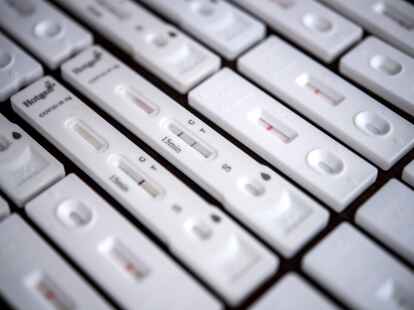 Testen wird empfohlen: eine neue Corona-Variante bedingt wieder ein h&ouml;heres Infektionsrisiko.