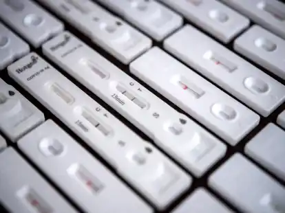 Testen wird empfohlen: eine neue Corona-Variante bedingt wieder ein h&ouml;heres Infektionsrisiko.