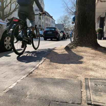 Der Radweg an der Nadorster Stra&szlig;e ist in einem schlechten Zustand.