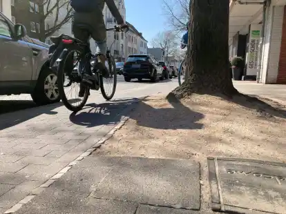 Der Radweg an der Nadorster Stra&szlig;e ist in einem schlechten Zustand.