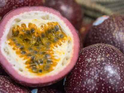 Je nach Reifegrad haben Passionsfr&uuml;chte eine gr&uuml;nbraune bis violette Schale. Maracujas sind dagegen gelb.