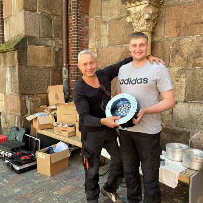 Ein gutes Team: Alvi-Chef Aleksej Schneider (li.) hat Vadym Padalka einen Ausbildungsplatz gegeben &ndash; zurzeit arbeiten sie an der Lambertikirche, an der IGS Kreyenbr&uuml;ck und der Graf-Anton-G&uuml;nther-Schule.