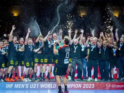 Deutschlands U21-Handballer feiern den WM-Sieg in Berlin.