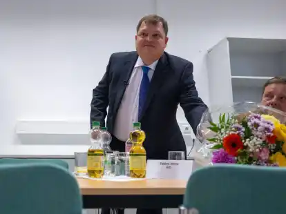 Blumen f&uuml;r den neuen B&uuml;rgermeister von Raguhn-Je&szlig;nitz: Hannes Loth von der AfD.