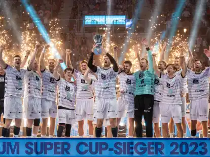 Kiels Domagoj Duvnjak (m) feiert mit seinen Teamkollegen den Supercup-Sieg.