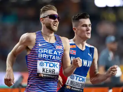 Der Brite Josh Kerr (l) setzte sich im 1500-Meter-Lauf gegen den Favoriten Jakob Ingebrigtsen durch.