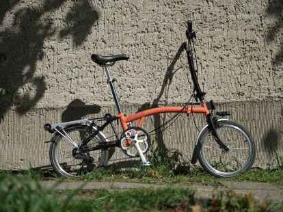 Eigent&uuml;mliche Erscheinung: Das Brompton-Faltrad ist allein aufgrund seiner Geometrie als Original zu erkennen.