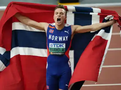 Der neue Weltmeister Karsten Warholm (Norwegen) jubelt im Ziel.