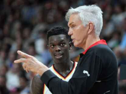 Deutschlands Trainer Gordon Herbert spricht Basketball-Star Dennis Schr&ouml;der gro&szlig;es Lob aus.