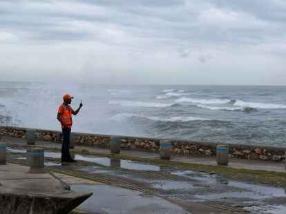 Von Tropensturm &laquo;Franklin&raquo; aufgepeitschte Wellen brechen an der Ufermauer in Santo Domingo.