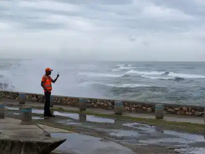 Von Tropensturm &laquo;Franklin&raquo; aufgepeitschte Wellen brechen an der Ufermauer in Santo Domingo.