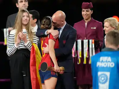 Luis Rubiales umarmt Aitana Bonmati auf dem Podium nach dem Sieg Spaniens im WM-Finale.