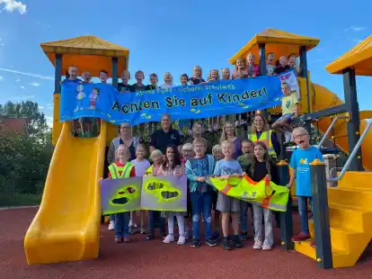 Die Sch&uuml;ler der  2a und 2b der David-Fabricius-Grundschule Osteel haben am Mittwochmorgen gelbe F&uuml;&szlig;e aufgespr&uuml;ht, um f&uuml;r einen sichern Schulweg zu sorgen.