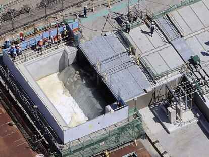 Tepco verd&uuml;nnt das K&uuml;hlwasser so weit mit Meerwasser, dass die Tritiumkonzentration auf 1500 Becquerel pro Liter sinkt. Anschlie&szlig;end wird es &uuml;ber einen Unterwassertunnel im Pazifik verklappt.