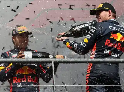 Der zweitplatzierte Sergio Perez (l) und der Sieger Max Verstappen feiern gemeinsam auf dem Podium.