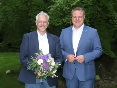 Noch einmal an alter Wirkungsst&auml;tte: Frank kleine Kruthaup (links), Harpstedts neuer Erster Samtgemeinderat, wurde von Vechtas Landrat Tobias Gerdesmeyer verabschiedet.