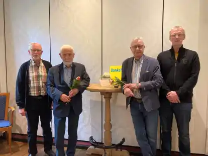 Bei der Ehrung:  Erwin Kohlwey (von links), Hans-Hermann Ahlers, Rolf Schote und Andr&eacute; Heinemann.