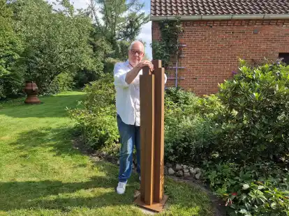 Die Er&ouml;ffnung der neuen Ausstellung &bdquo;Echolote&ldquo; steht an: Galerist Frank Giesen neben Martine Andernachs Metallskulptur &bdquo;Vertrautheit&ldquo;.