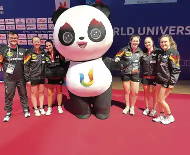 Großes Spektakel, großes Maskottchen: Marian Jobmann mit seinem Team und der Panda-Figur „Rongbao“