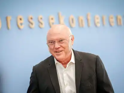 Ulrich Schneider, Hauptgesch&auml;ftsf&uuml;hrer Parit&auml;tischer Gesamtverband, stellt auf einer Pressekonferenz Ergebnisse einer Umfrage zu Kosten der Pflege sowie gemeinsame Forderungen vor.