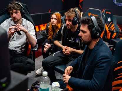 Wenn das Spiel losgeht, k&ouml;nnen sie nur zusehen: Das Team hinter Koi mit Assistant Coach Arvindir (r).