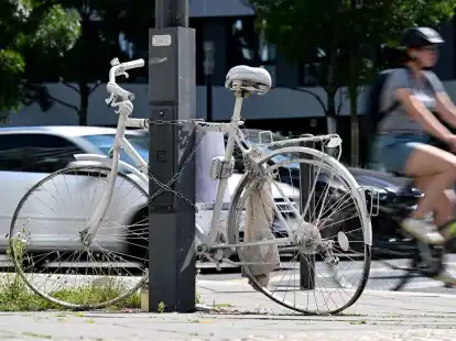 Ein Ghost-Bike erinnert in Frankfurt an einen Unfall, bei dem ein 34-J&auml;hriger von einem Lastwagenfahrer erfasst und t&ouml;dlich verletzt wurde.