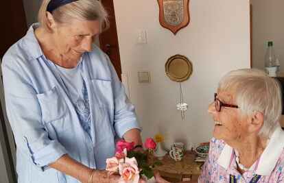 Begegnung nach Jahrzehnten: Elske Visser (links) besucht die 98-j&auml;hrige Ilse Hagen und &uuml;berreicht ihr f&uuml;nf Rosen zum Dank. Bild: Iris Hellmich