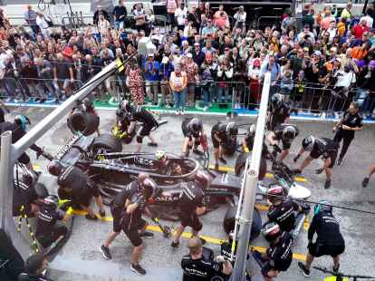 Das Mercedes-Team &uuml;bt einen Boxenstopp am F1-Boliden von Lewis Hamilton.